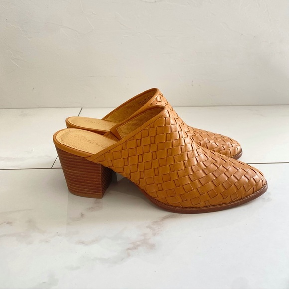Madewell Shoes - Madewell Jordyn Clog in Woven Leather (Desert Dune) Size 9